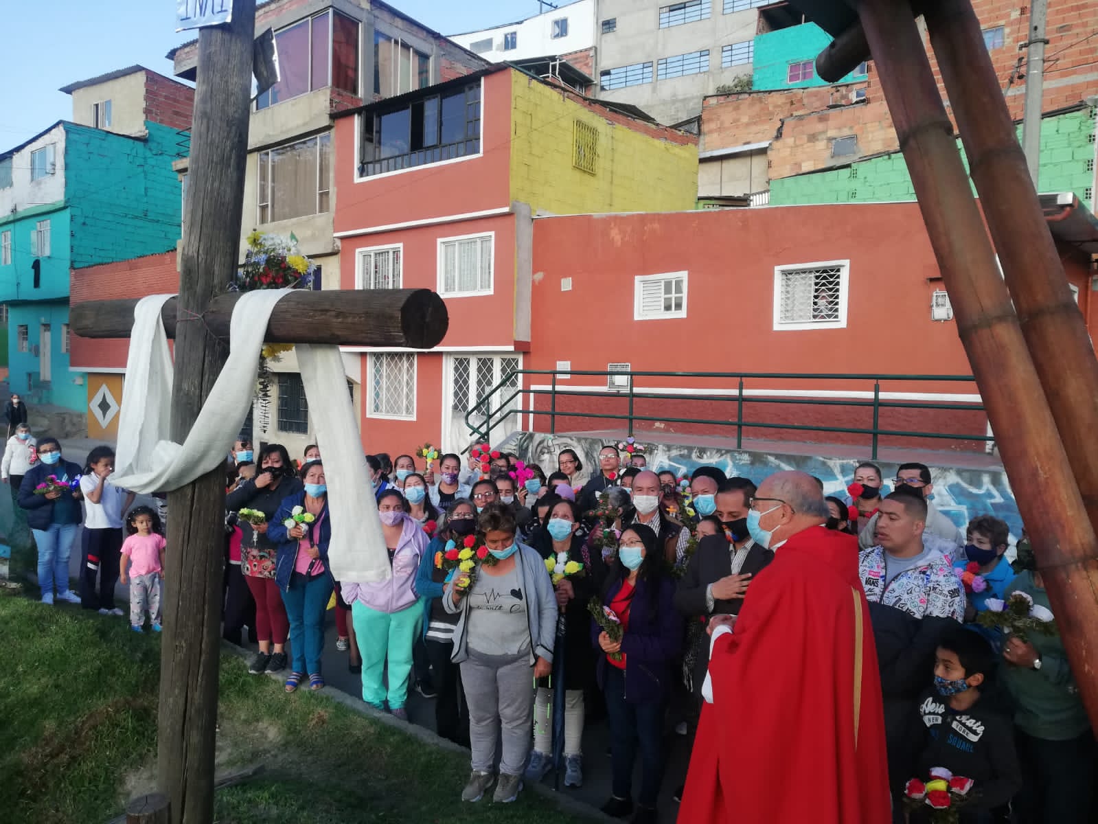 La Comunidad exaltando la Santa Cruz