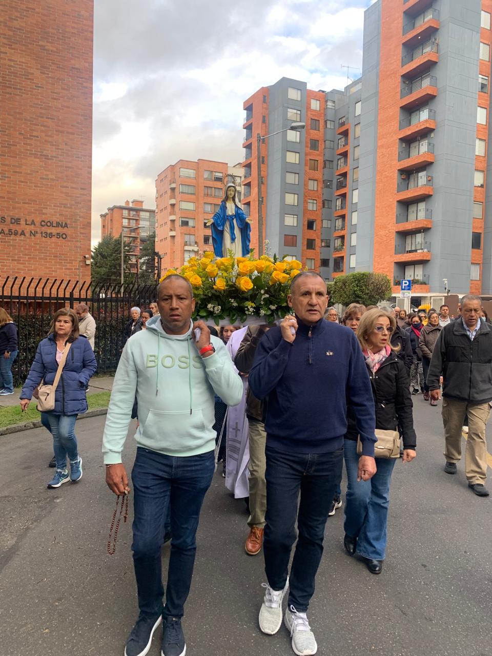 Procesión de la Virgen por el barrio Colina