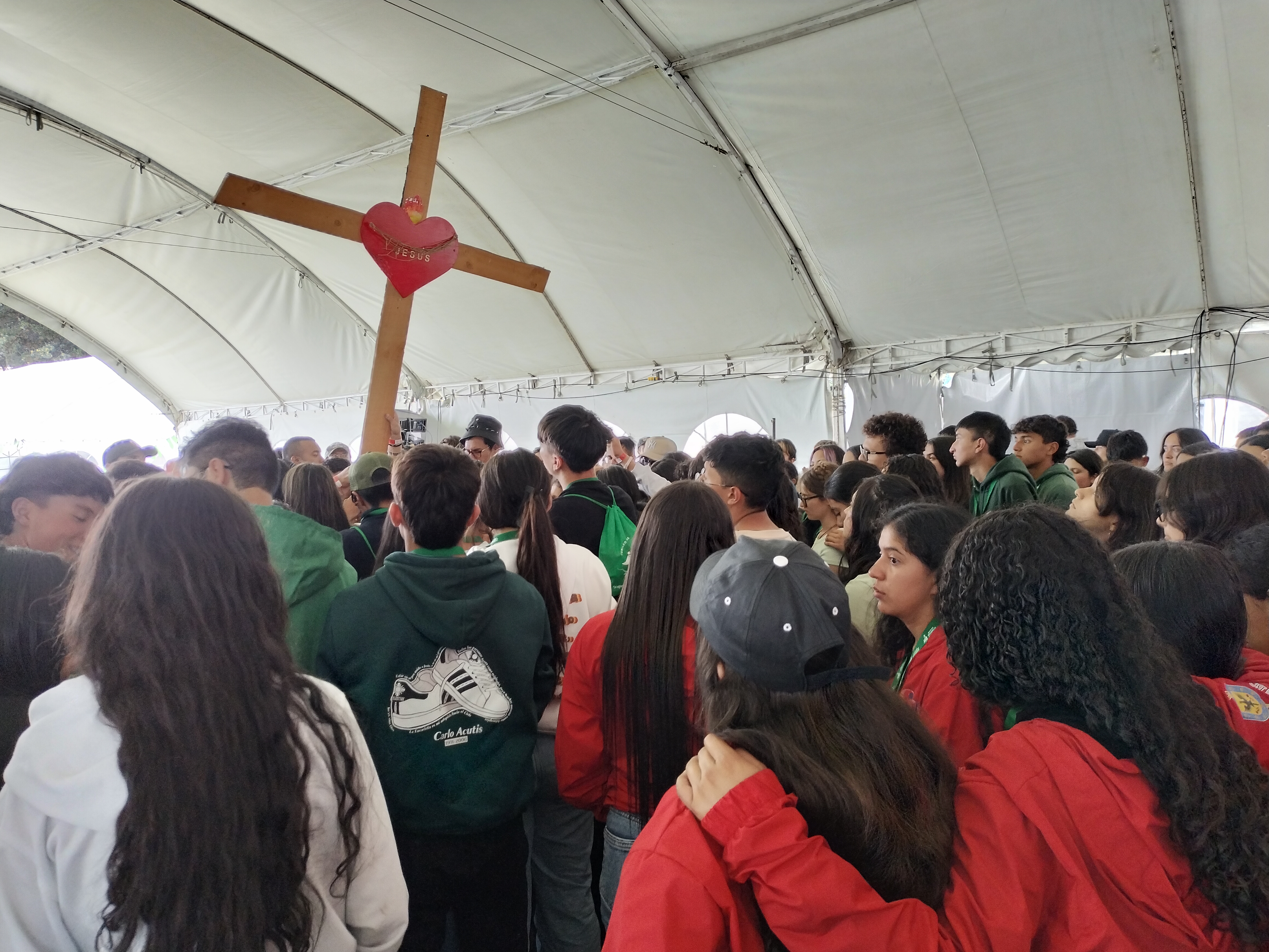 Jovenes miranod la cruz