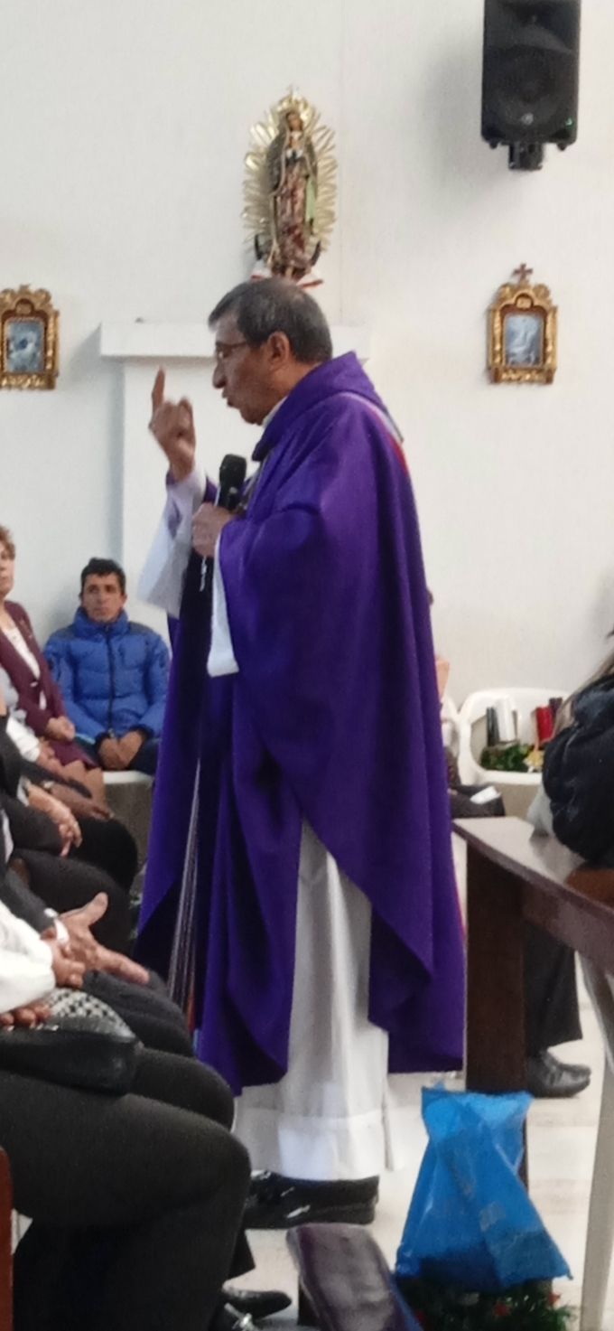 Padre Roberto predicando