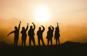 jovenes atardecer
