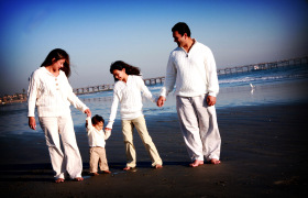 La familia es la principal fuente de transmisión de los valores religiosos y espirituales. Es ella la encargada de acercar los hijos a Dios y enseñarles la fe