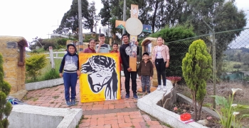 GRUPO DE ACOLITOS CON LA CRUZ MISIONERA
